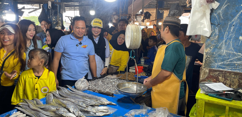 Rudy Mas'ud saat blusukan ke kios-kios di Pasar Segiri Samarinda. (selasar/yoghy)