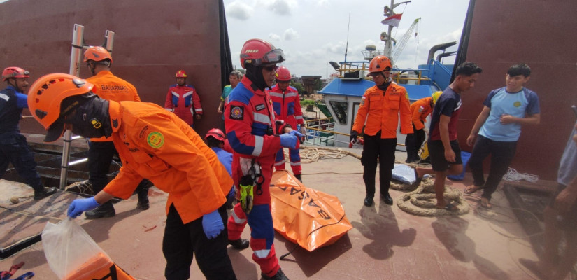 Tim SAR saat melakukan evakuasi korban. (foto/Basarnas Kaltim)