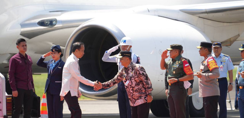 Pj Gubernur Kaltim, Akmal Malik saat menyambut kedatangan Presiden Joko Widodo di Balikpapan. (Humas Pemprov Kaltim)