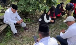 Di Perjalanan Dengar Kabar Penemuan Mayat Seorang Guru, Isran Bertakziah dan Pimpin Baca Yasin