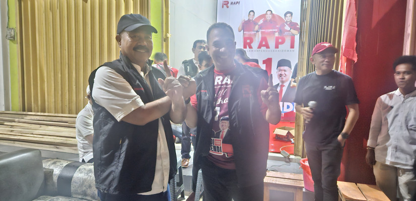 Edi Damansyah (kiri) bersama Syahrul Syamsuddin, Ketua Relawan Pengusaha Idaman (RAPI), saling menggenggam tangan sebagai simbol dukungan solid dalam acara deklarasi dukungan di kompleks Ruko Sumarna City Wal (SCW) Tenggarong pada Minggu malam, 20 Oktober 2024.