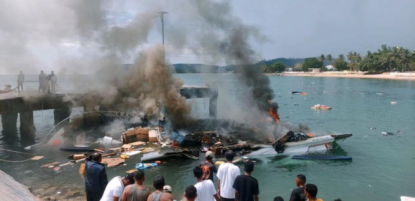 Speedboat rombongan pasangan calon gubernur Maluku Utara nomor urut 4, Benny Laos meledak dan terbakar. (Polres Pulau Taliabu)