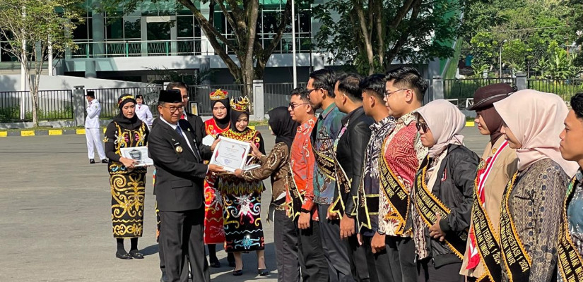 Pj Gubernur Serahkan Penghargaan 10 Pemuda Kaltim Berprestasi di Hari Pemuda 