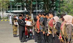 Pj Gubernur Serahkan Penghargaan 10 Pemuda Kaltim Berprestasi di Hari Pemuda 