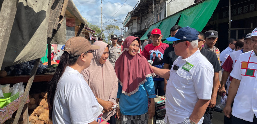 Interaksi Isran Noor dan warga Penajam Paser Utara. (SELASAR/yoghy)