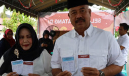 Bupati Edi dan Istri Gunakan Hak Pilihnya di TPS 22 Tenggarong