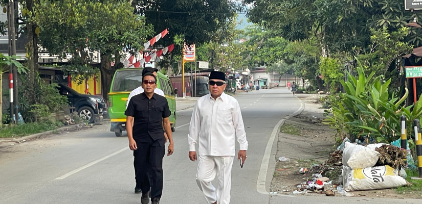 Datang Berjalan Kaki, Isran Noor Jadi Pemilih Pertama di TPS-nya