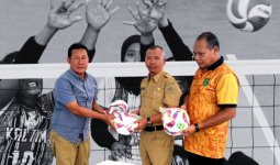 Dispora Kaltim Bagikan Bola Voli Gratis, Pacu Semangat Klub Lokal