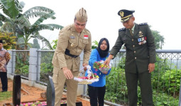 Kenang Jasa Pejuang, Pjs Bupati Kukar Ziarah dan Tabur Bunga di Makam Pahlawan