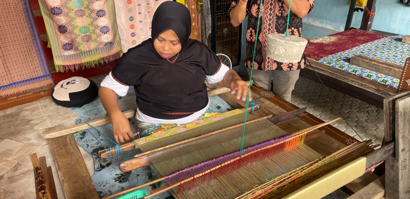 Menenun adalah salah satu tradisi warisan leluhur Suku Sasak di Lombok, Nusa Tenggara Barat yang masih dilestarikan hingga saat ini. (selasar/yoghy)