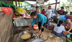 Korban Banjir di Sangatta Swadaya Bangun Dapur Umum