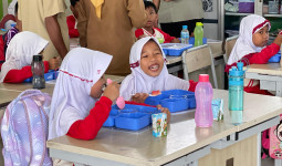 Perdana Makan Bergizi Gratis di Samarinda, Tapi Cuma Satu Sekolah