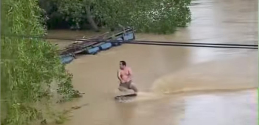 Pemuda Sangatta Nekat Berenang di Sungai saat Banjir, Padahal Sering Ada Buaya