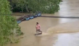 Pemuda Sangatta Nekat Berenang di Sungai saat Banjir, Padahal Sering Ada Buaya