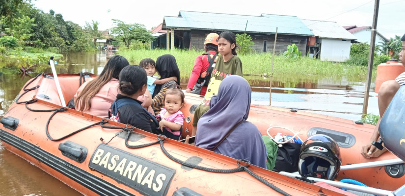 Tim SAR Gabungan Evakuasi 2 Balita Dari Lokasi Banjir di Sangatta