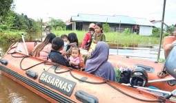 Tim SAR Gabungan Evakuasi 2 Balita Dari Lokasi Banjir di Sangatta