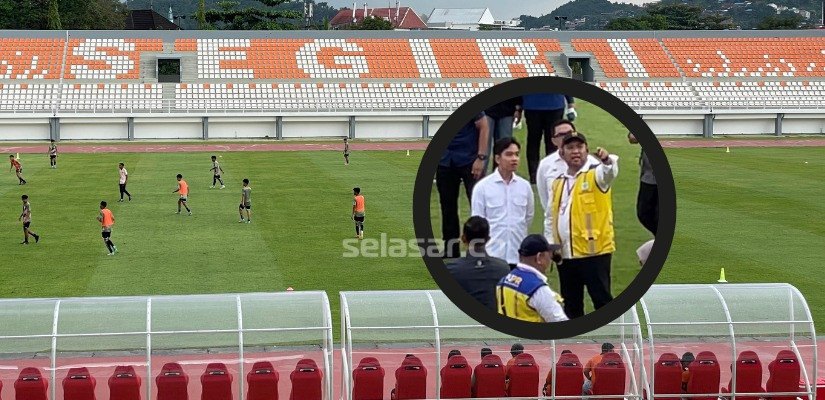 Kepala Balai Prasarana Permukiman Wilayah Kalimantan Timur, Rozali Indra Saputra saat memberikan penjelasan prihal renovasi GOR Segiri Samarinda kepada Wakil Presiden (Wapres) RI, Gibran Rakabuming Raka.