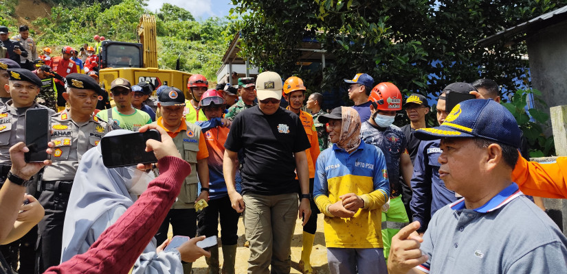 Wali Kota Samarinda, Andi Harun saat tinjau longsor di Lempake. Foto : Selasar / Ist