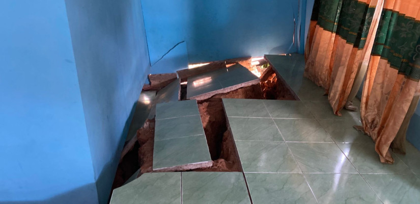 Potret salah satu rumah warga yang amblas. Foto: Selasar/Zain