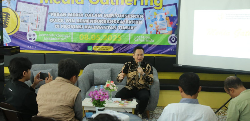 Kepala Perwakilan BKKBN Kaltim, Nurizky Permanajati saat bersama junalis membahas program Quick Win Kemendukbangga. Foto: Selasar/Boy
