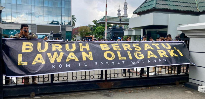 Banner massa aksi terbentang di pagar Kantor Gubernur Kaltim. Sumber: Selasar/Zain.