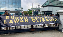 Massa May Day Suarakan 20 Tuntutan di Kantor Gubernur, Salahsatunya Cabut UU Omnibus Law
