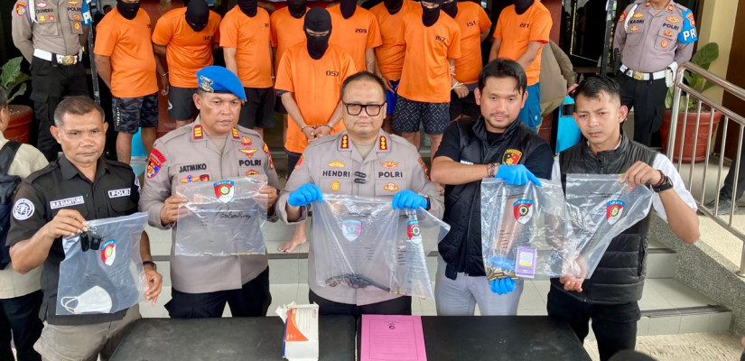 Kapolresta Samarinda Kombes Pol. Hendri Umar dengan jajaran Polresta Samarinda menunjukkan barang bukti penembakan THM. Sumber: Selasar/Zain.