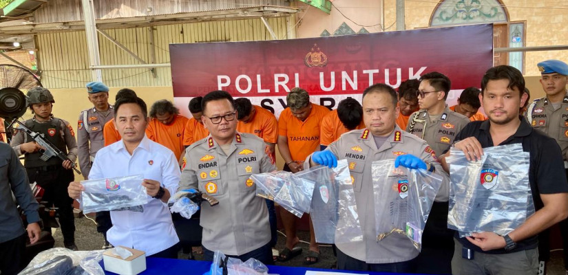 Kapolresta Samarinda Kombes Pol. Hendri Umar (sebelah Baju Hitam) saat press release. Foto: Selasar/Zain