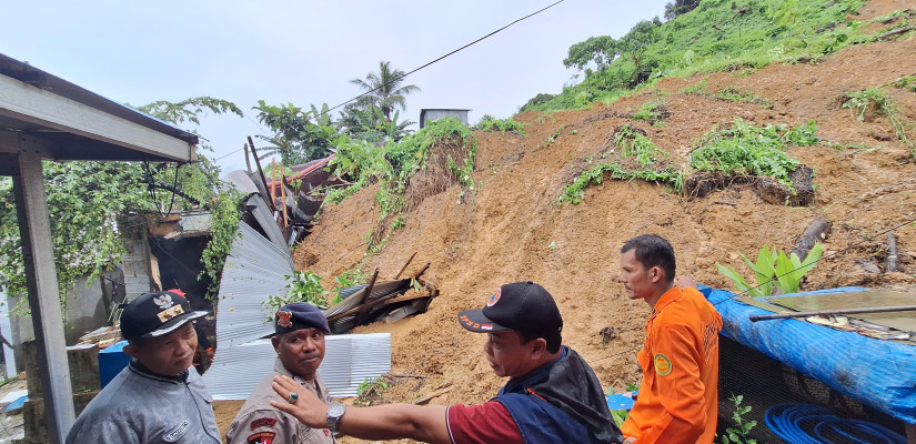 Satu keluarga tertimbun tanah longsor, di Jalan Belimau, Kelurahan Lempake, Kecamatan Samarinda Utara.