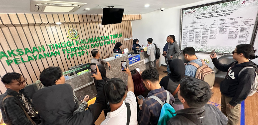 Warga saat membuat laporan ke Kejati Kaltim.