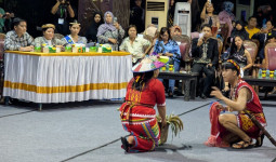 Wakil Ketua DPRD Kaltim Apresiasi Fashion Show Adat di Festival Gita Nusantara 2025