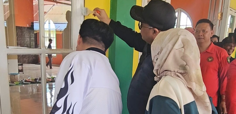 BBGRM di Kota Bangun, Bupati Kukar Tanam Pohon dan Cat Rumah Ibadah