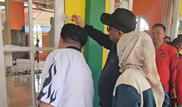 BBGRM di Kota Bangun, Bupati Kukar Tanam Pohon dan Cat Rumah Ibadah