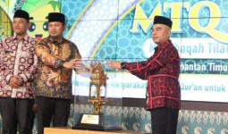 Piala Bergilir MTQ ke-45 Tingkat Provinsi Kaltim Diserahkan kepada Gubernur Kaltim
