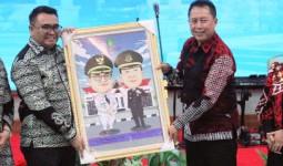 Pisah Sambut Kajari Kukar, Bupati Aulia Berikan Cenderamata kepada Sigid