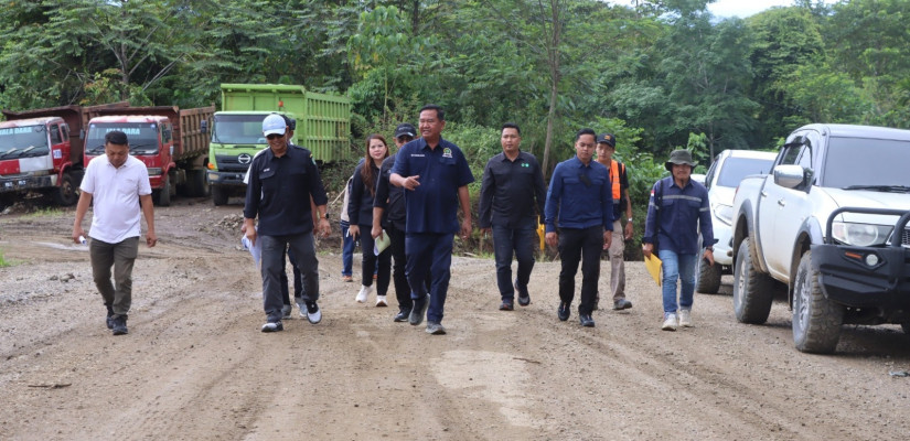 Ekti saat meninjau progres pembangunan jalan. Foto: DPRD Kaltim