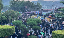 Unjuk Rasa di DPRD Kaltim Ricuh, Polisi Tembakkan Gas Air Mata dan Kerahkan Water Cannon