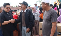Wabup Rendi Tinjau Jalan dan Serahkan Bantuan di Sangasanga