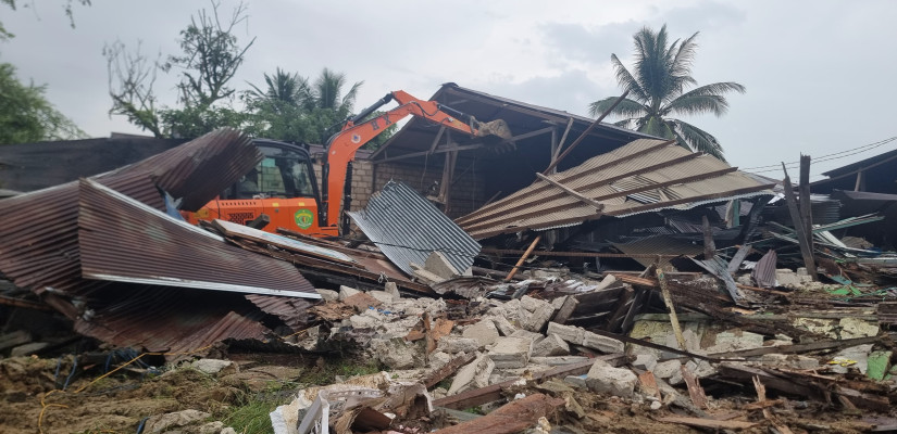 Alat berat tengah merubuhkan bangunan milik salah satu warga RT 17, Kelurahan Baqa, Samarinda Seberang.