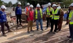 Kawasan Jembatan Besi Tenggarong Berkonsep Taman