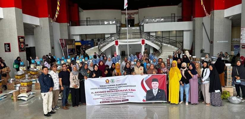 Penyerahan simbolis bantuan usaha produktif ke masyrakat Kukar. (IST)