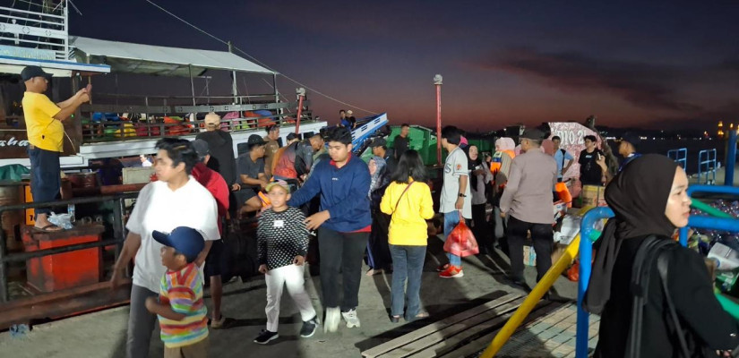 Para penumpang kapal wisata usai dievakuasi dari kapal wisata yang terbakar. (foto: selasar/Rio)