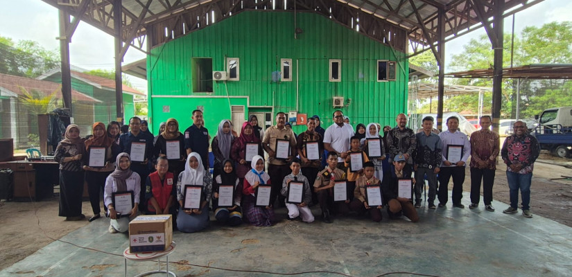 Ketua PMI Kutim, Kasmidi Bulang secara simbolis menerima donasi dari pelajar di Kutim. (foto: selasar/gunawan)