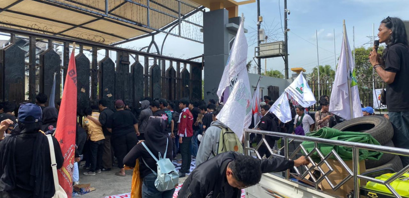 Demo DPRD Kaltim!! Aliansi GERAM Tolak Wacana Perubahan Regulasi Pilkada yang Dinilai Lemahkan Demokrasi