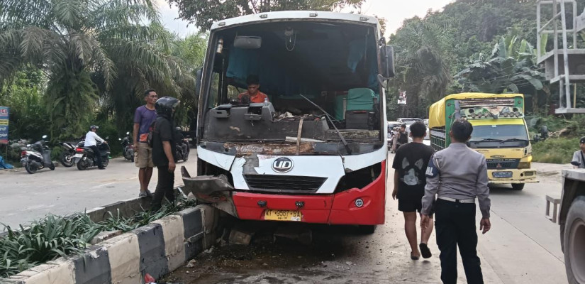 Gangguan Teknis Sebabkan Kecelakaan Bus di Loa Janan Ilir, Polisi Tanggap