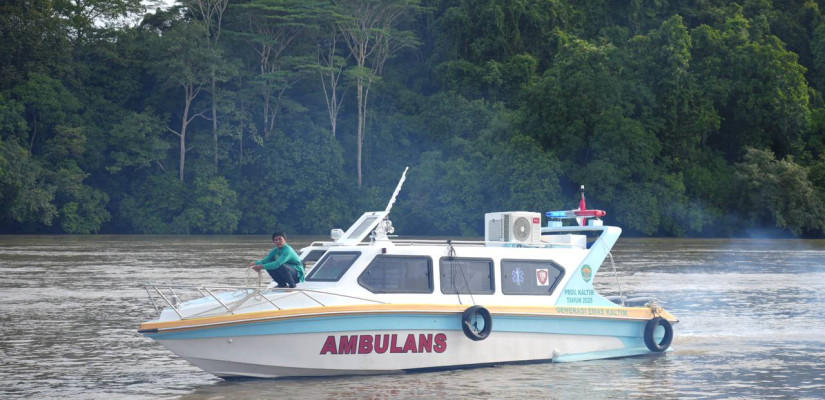 Gubernur Mas’ud Serahkan Ambulans Terapung dan Bantuan Strategis ke Mahakam Ulu