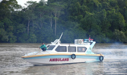 Gubernur Mas’ud Serahkan Ambulans Terapung dan Bantuan Strategis ke Mahakam Ulu