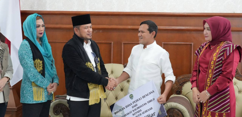 Gubernur Rudy Mas’ud dan Anggota DPR Sarifah Harum Serahkan Bantuan ke Aceh