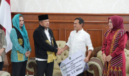 Gubernur Rudy Mas’ud dan Anggota DPR Sarifah Harum Serahkan Bantuan ke Aceh