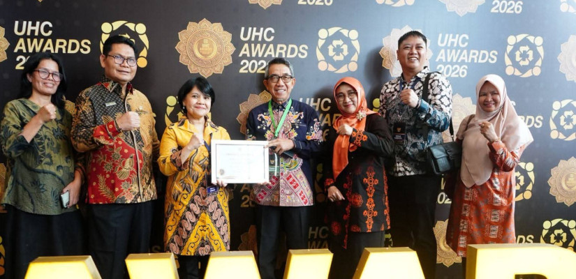 Bupati Kutim Ardiansyah Sulaiman saat menerima penghargaan UHC Award 2026 kategori Utama. (foto: selasar/istimewa)